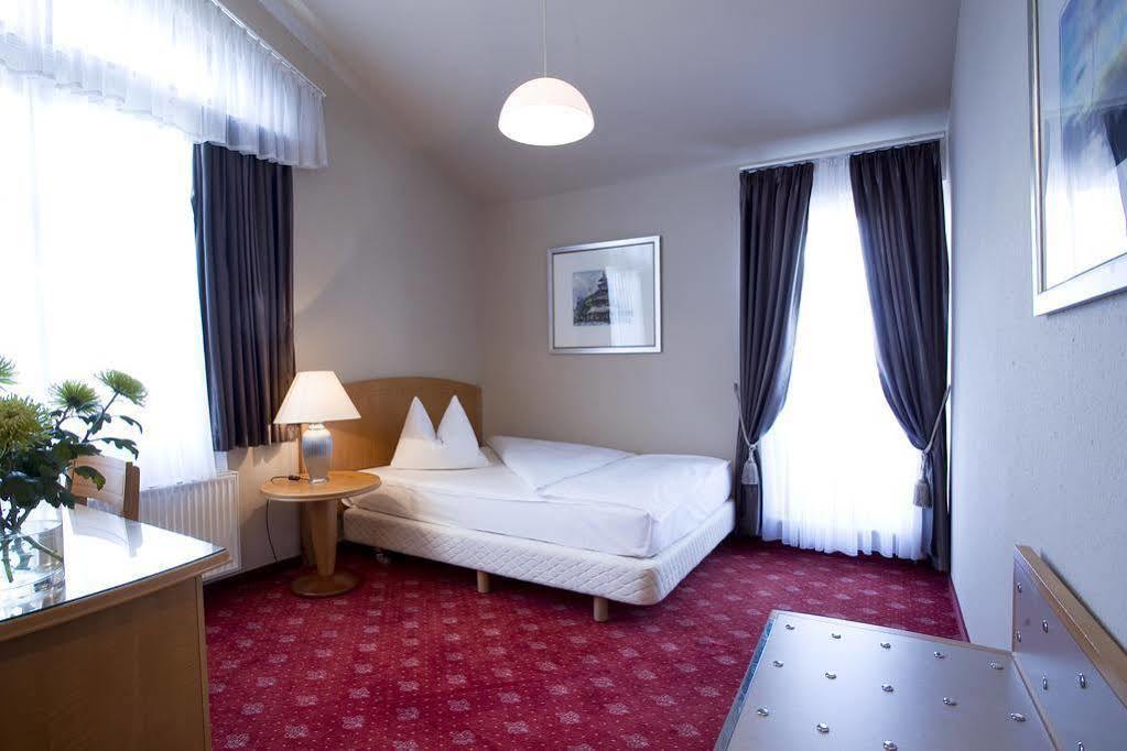 Hotel Das Kleine Ritz Fellbach Esterno foto